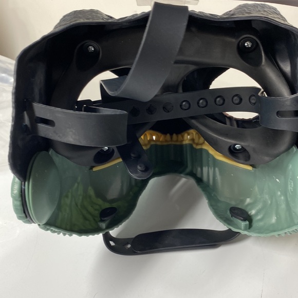 Jurassic World Dominion Therizinosaurus Dinosaur Mask with Opening Jaw - Picture 4 of 5